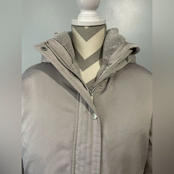 Hollister Women’s Parka - Picture 2 of 16